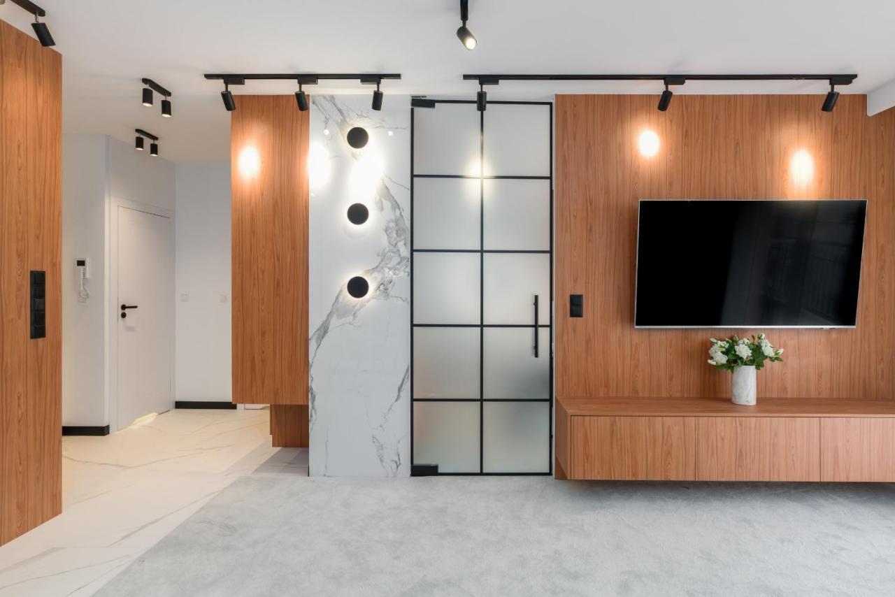 Wilczak Apartment With Free Garage Poznan By Noclegi Renters Bagian luar foto