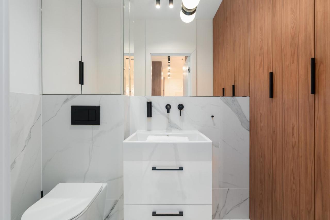 Wilczak Apartment With Free Garage Poznan By Noclegi Renters Bagian luar foto