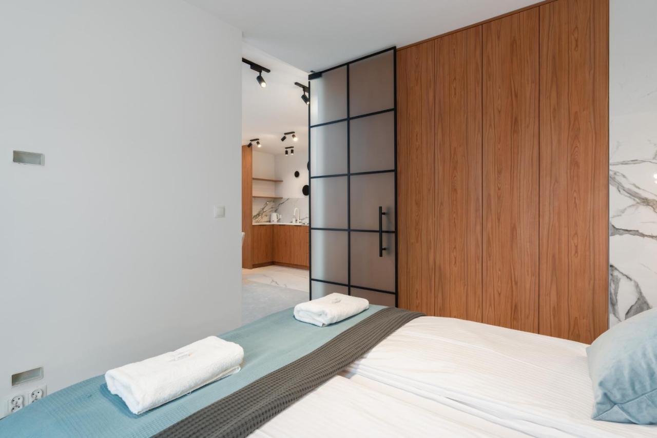 Wilczak Apartment With Free Garage Poznan By Noclegi Renters Bagian luar foto